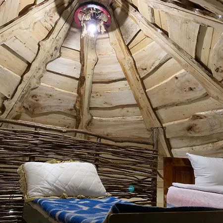 «під горбом»