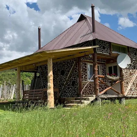 під горбом *